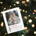 Modernes Nutcracker Frohe Weihnachtsfamilie Foto Karte<br><div class="desc">Feiern Sie die Urlaubssaison mit der Modern Nutcracker Frohe Weihnachts-Foto Typografy Card! Diese atemberaubende Karte bietet ein wunderschönes Aquarellnässer-Set vor einem Hintergrund festlicher Typografie in einer weinroten Farbe. Personalisieren Sie Ihr Foto und Ihren Familiennamen, um Ihre Karte wirklich einzigartig zu machen. Beim Öffnen der Karte werden traditionelle Urlaubselemente, wie z.B....</div>