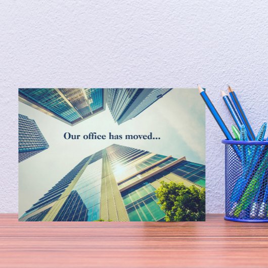 Modernes Office-Gebäude - Adressenänderung Ankündigung