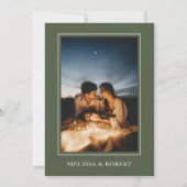 Modernes Olive Green Calligraphy Foto Wedding Einladung (Rückseite)