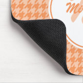 Modernes orange Hahnentrittmuster-Monogramm und Mousepad (Ecke)