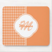 Modernes orange Hahnentrittmuster-Monogramm und Mousepad (Vorne)