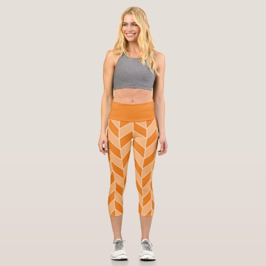 Modernes Orange Peach Herringbone Zickzack Muster Capri Leggings (Vorderseite)