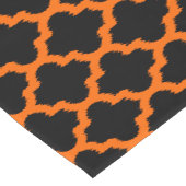 Modernes Orange Quatrefolienmuster auf schwarz Kurzer Tischläufer (Ecke)
