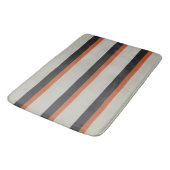 Modernes Orange Red Silver Gray Strip Muster Badematte (Schrägansicht)
