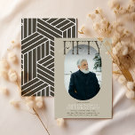 Modernes Oval Foto & Unterschrift 50. Geburtstag Einladung<br><div class="desc">Moderne stilvolle 50. Geburtstagseinladung. Das Design beinhaltet ein ovales Foto des Geburtstagsmädchens/Jungen, die elegante Schrift "FIFTY" mit dem Namen der Personen in der Signatur-Schrift über dem oberen Teil und eine einfache Geburtstagsgeschenk-Vorlage, die sich leicht mit Ihren eigenen Details anpassen lässt. Die Farben können auch an das eigene Party angepasst werden....</div>