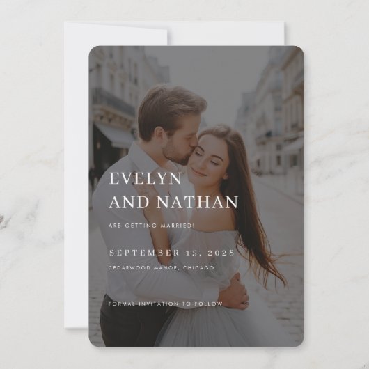 Modernes Overlay-Foto-Hochzeitdatum Gerettet Einladung (Rückseite)