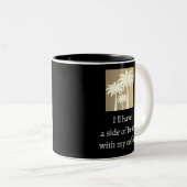 Modernes Palm Tree Black Beige Beach House Name Zweifarbige Tasse (VorderseiteRechts)