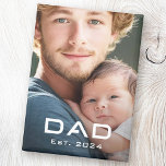 Modernes Papa ist das neue Baby Foto des Vaters Magnet<br><div class="desc">Kühlschrankmagnet mit Ihrem Foto und dem Text "Vater" in einem modernen Schriftart mit dem besten Jahr unten als weißes Overlay.</div>