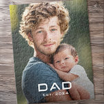 Modernes Papa ist das neue Baby Foto des Vaters Puzzle<br><div class="desc">Foto-Puzzle mit Ihrem Foto und dem Text "Vater" in einem modernen Schriftart mit dem besten Jahr unten als weißes Overlay.</div>