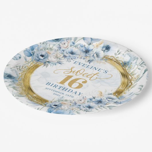Modernes Pastel Blue Sweet 16 Gold Glitzer Party Pappteller (Schrägansicht)
