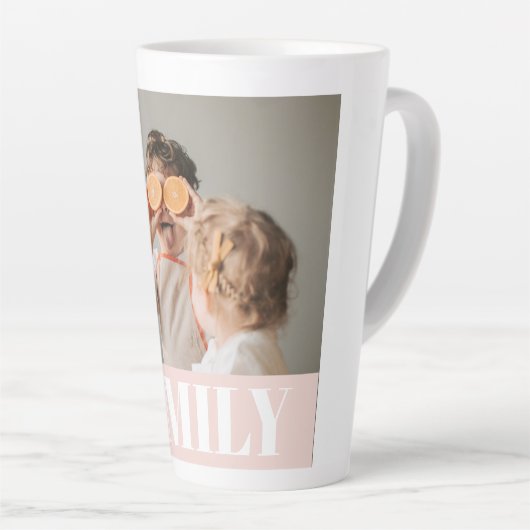 Modernes Pastel Pink Liebe Foto Milchtasse (Rechte Ecke)