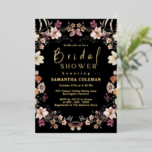Modernes Pastel Wildblume Black Boho Brautparty Folieneinladung (Stehend vorne)