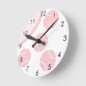 Modernes Pastell Pink Tennis Ball Racket Runde Wanduhr (Winkel)