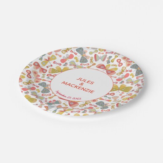 Modernes, pastellfarbenes, grafisches Schmetterlin Pappteller (Schrägansicht)