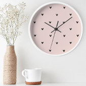 Modernes, pastellrosa und schwarzes Herzmuster Runde Wanduhr