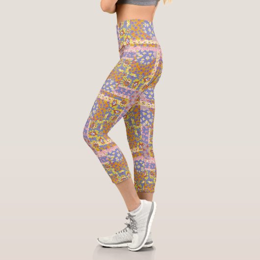 Modernes Patchwork Daisy Blume auf Periwinkle Capri Leggings (Links)