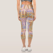 Modernes Patchwork Daisy Blume auf Periwinkle Capri Leggings (Rückseite)
