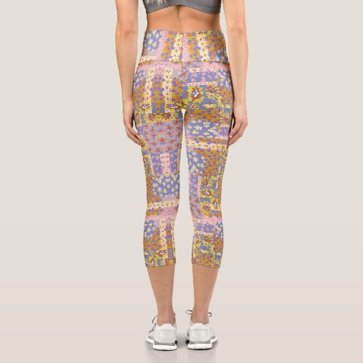 Modernes Patchwork Daisy Blume auf Periwinkle Capri Leggings (Rückseite)