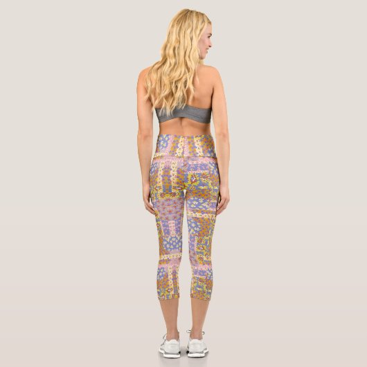 Modernes Patchwork Daisy Blume auf Periwinkle Capri Leggings (Rückseite)