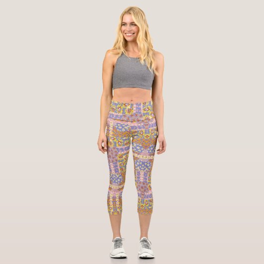 Modernes Patchwork Daisy Blume auf Periwinkle Capri Leggings (Vorderseite)