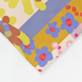 Modernes Patchwork Daisy Blume auf Periwinkle Fleecedecke (Ecke)