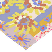 Modernes Patchwork Daisy Blume auf Periwinkle Kurzer Tischläufer (Ecke)