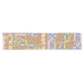 Modernes Patchwork Daisy Blume auf Periwinkle Kurzer Tischläufer (Horizontal)