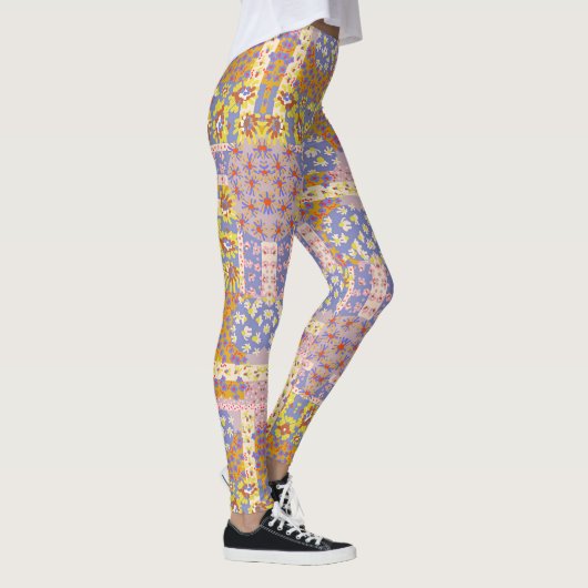 Modernes Patchwork Daisy Blume auf Periwinkle Leggings (Rechts)