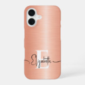 Modernes Peach Fuzz Pinsel Metallic Monogram Scrip iPhone 16 Hülle (Rückseite)