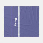 Modernes Periwinkle Blue Minimal Name Monogram Nie Fleecedecke (Vorderseite (Horizontal))