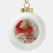 Modernes Personalisiertes Baby's First Christmas F Keramik Kugel-Ornament (Vorderseite)