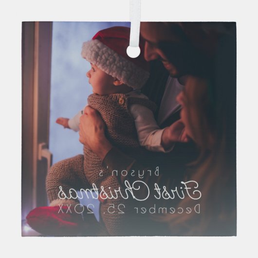 Modernes Personalisiertes Baby's First Christmas F Ornament Aus Glas (Rückseite)