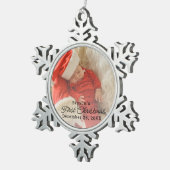 Modernes Personalisiertes Baby's First Christmas F Schneeflocken Zinn-Ornament (Rechts)