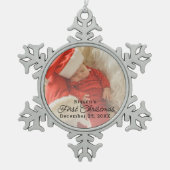 Modernes Personalisiertes Baby's First Christmas F Schneeflocken Zinn-Ornament (Vorderseite)