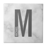 Modernes Personalisiertes Fettmonogramm und Name Fliese<br><div class="desc">Modernes Monogram Design mit personalisiertem Monogramm-Buchstaben "M" und Namen im modernen fett formatierten Sans Serif Schriftart Stil. Bitte beachten Sie: Die Marmordetails werden im Kunstwerk simuliert. Bei der Herstellung dieses Produktes wird kein Marmor verwendet</div>