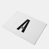 Modernes Personalisiertes Fettmonogramm und Name Fußmatte (Schrägansicht)