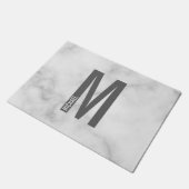 Modernes Personalisiertes Fettmonogramm und Name Fußmatte (Schrägansicht)