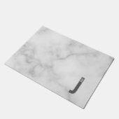Modernes Personalisiertes Fettmonogramm und Name Fußmatte (Schrägansicht)