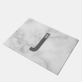 Modernes Personalisiertes Fettmonogramm und Name Fußmatte (Schrägansicht)