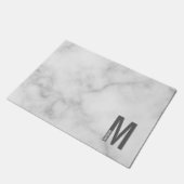 Modernes Personalisiertes Fettmonogramm und Name Fußmatte (Schrägansicht)