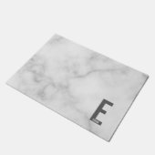 Modernes Personalisiertes Fettmonogramm und Name Fußmatte (Schrägansicht)