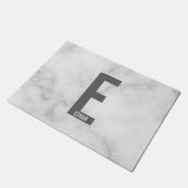 Modernes Personalisiertes Fettmonogramm und Name Fußmatte (Schrägansicht)