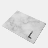 Modernes Personalisiertes Fettmonogramm und Name Fußmatte (Schrägansicht)