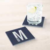 Modernes Personalisiertes Fettmonogramm und Name Glasuntersetzer (Schrägansicht)