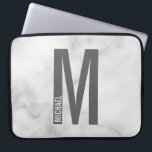 Modernes Personalisiertes Fettmonogramm und Name Laptopschutzhülle<br><div class="desc">Modernes Monogram Design mit personalisiertem Monogramm-Buchstaben "M" und Namen im modernen fett formatierten Sans Serif Schriftart Stil. Perfektes Geschenk für ihn,  Vatertag Geschenk und mehr.</div>