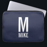 Modernes Personalisiertes Fettmonogramm und Name Laptopschutzhülle<br><div class="desc">Schwarz und Weiß Modernes Monogram Design mit personalisiertem Monogramm und Namen in modernen fett formatierten Sans Serif Schriftart Stil. Perfektes Geschenk für Papa,  Ehemann,  Freund und mehr.</div>