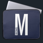 Modernes Personalisiertes Fettmonogramm und Name Laptopschutzhülle<br><div class="desc">Modernes Monogram Design mit personalisiertem Monogramm-Buchstaben "M" und Namen im modernen fett formatierten Sans Serif Schriftart Stil. Perfektes Geschenk für ihn,  Vatertag Geschenk und mehr.</div>