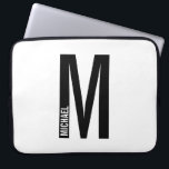 Modernes Personalisiertes Fettmonogramm und Name Laptopschutzhülle<br><div class="desc">Modernes Monogram Design mit personalisiertem Monogramm-Buchstaben "M" und Namen im modernen fett formatierten Sans Serif Schriftart Stil. Perfektes Geschenk für ihn,  Vatertag Geschenk und mehr.</div>