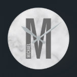 Modernes Personalisiertes Fettmonogramm und Name Runde Wanduhr<br><div class="desc">Modernes Monogram Design mit personalisiertem Monogramm-Buchstaben "M" und Namen im modernen fett formatierten Sans Serif Schriftart Stil. Bitte beachten Sie: Die Marmordetails werden im Kunstwerk simuliert. Bei der Herstellung dieses Produktes wird kein Marmor verwendet</div>