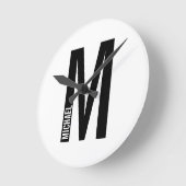 Modernes Personalisiertes Fettmonogramm und Name Runde Wanduhr (Winkel)